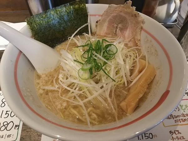 「魚介しょうゆラーメン　鰯（いわし）：背脂あり　※㋗で５００円」@俺らラーメン ちょもらんまの写真