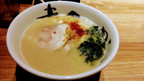 「潮豚骨ラーメン」@博多純系豚骨らーめん まんかい 福岡空港店の写真