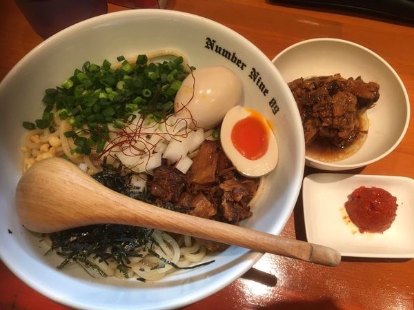 「煮干し油そば＋味玉」@麺Dining Number Nine 09の写真