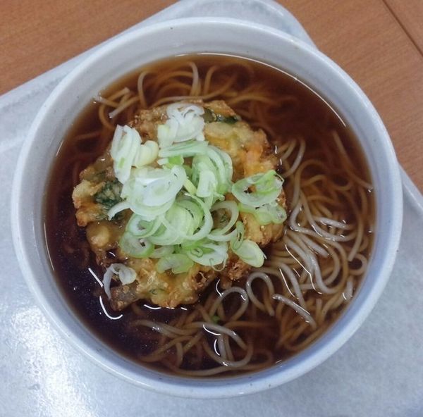 「かき揚げそば大盛449円」@軽食ひまわり ヤマザワ川西店の写真