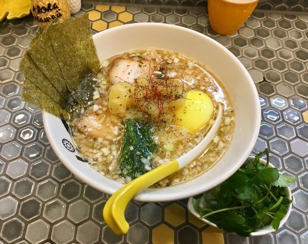 「海老塩ラーメンいっぱいん+パパパパパクチー」@パイナップルラーメン屋さん パパパパパインの写真