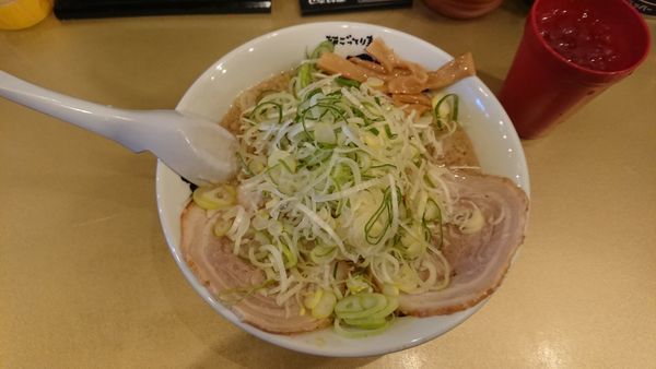 「らーめん並　麺固め　ねぎ多目」@超ごってり麺 ごっつ 秋葉原店の写真