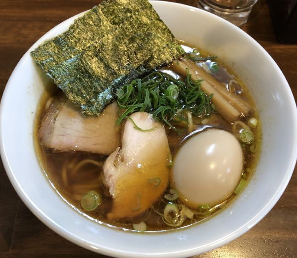 「正油らーめん・中盛＋味付玉子（￥690＋￥100）」@まるもり製麺の写真