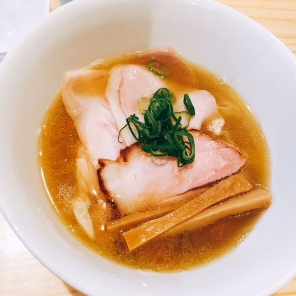 「ワンタン入りにぼしチャーシュー麺　1350円」@飯田商店 湯河原本店の写真