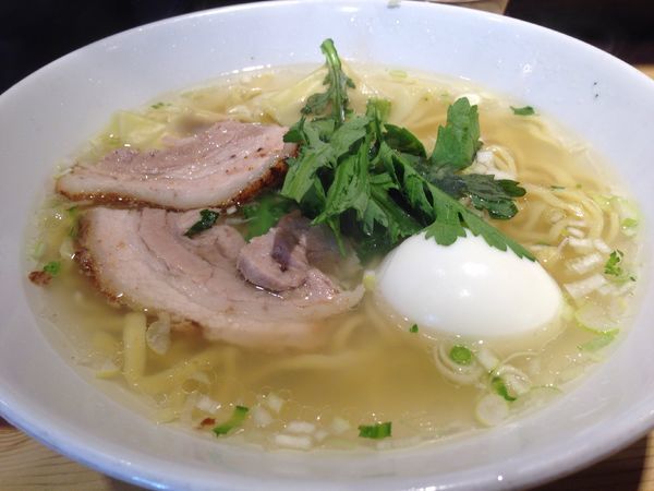 「塩らーめん +味玉」@横濱元町 本丸亭 横浜店の写真