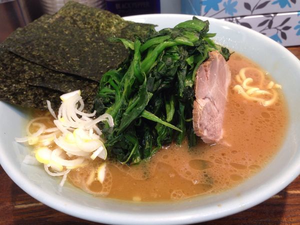 「ラーメン+ほうれん草」@横浜家系豚骨醤油極太麺 侍 本店の写真