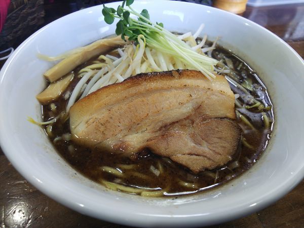 「黒醤油豚骨（本日大盛無料)」@らーめん なぶら 左入店の写真
