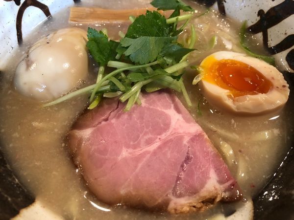 「絶品濃厚塩鶏白湯＋くん玉」@<真>卓朗商店の写真