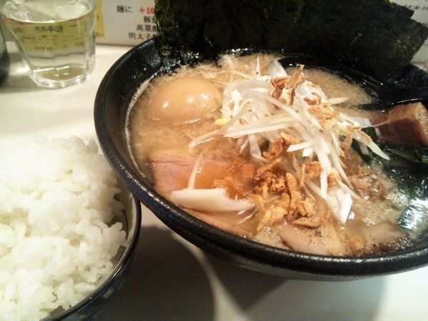 「司ラーメン+のり（サービス）+半ライス」@らーめん 司の写真