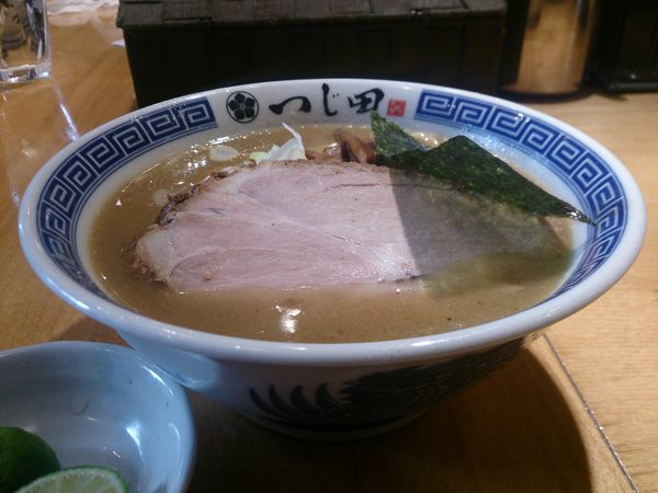 「濃厚らーめん+すだち」@つじ田 日本橋八重洲店の写真