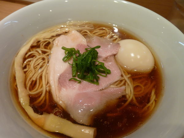 「味玉醤油らぁ麺」@らぁ麺 はやし田 新宿本店の写真