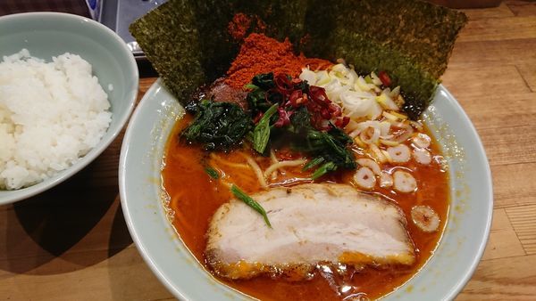 「激辛ラーメン(880円)三辛+小ライス(100円)」@鶴一家の写真