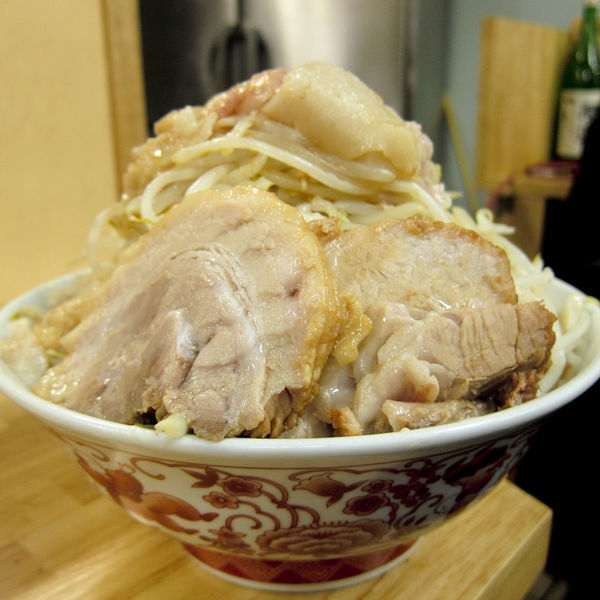 「小ブタ 2枚 700円（野菜マシマシ・蒜・脂）」@ラーメン 登良治郎の写真