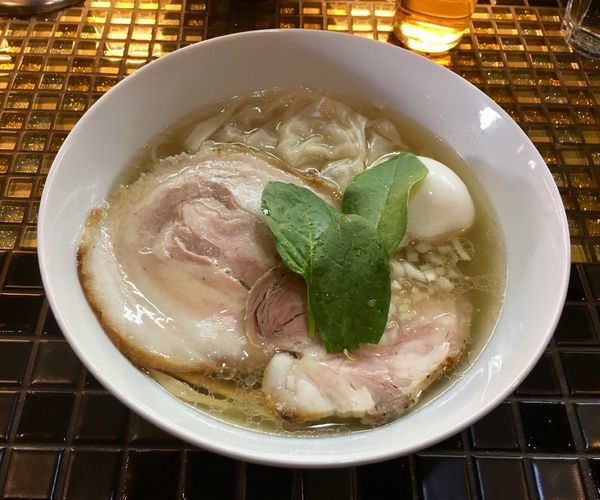 「あぐー豚の塩らーめん【限定】+味玉」@町田汁場 しおらーめん進化 中山店の写真