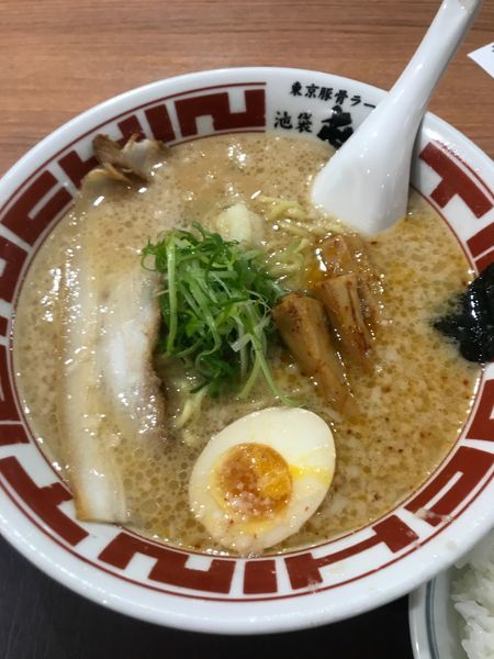 「東京豚骨ラーメン➕中盛➕半ライス」@屯ちん SUNAMO店の写真