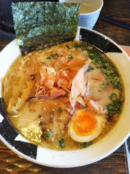 「半生かつお節のせ 和風塩とんこつ 798円＋税」@どでかっちゃん 木更津店の写真