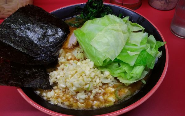 「味噌ラーメン＋キャベツ＋クラッシュにんにく」@横濱家系ラーメン 勝鬨家の写真