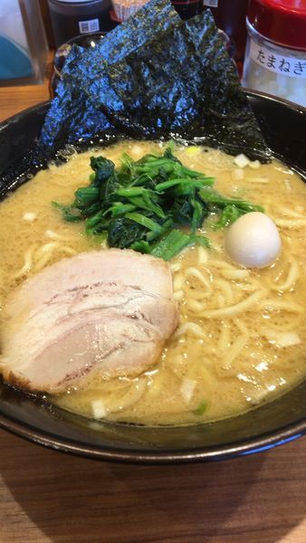 「ラーメン大盛り 820円」@横浜家系ラーメン 壱角家 埼大通り店の写真