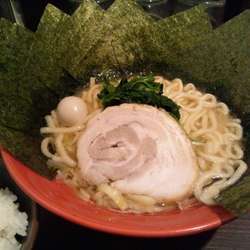 豚骨醤油ラーメン（700円）+のり5枚（100円）+半ライス