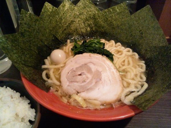 「豚骨醤油ラーメン（700円）+のり5枚（100円）+半ライス」@横浜家系ラーメン 一刀家 秋葉原店の写真