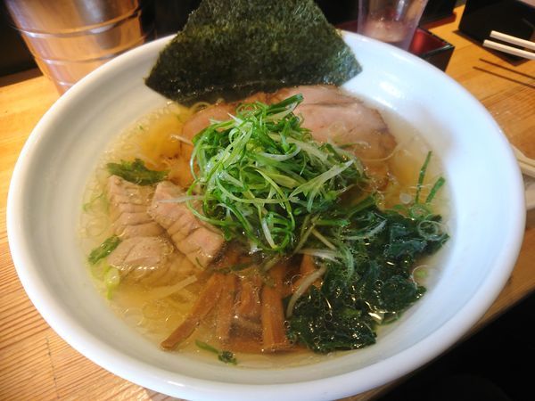 「鮪塩(しびしお)990円＋冷酒700円」@ラーメン 巌哲の写真