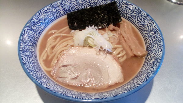 「濃厚魚介ラーメン（780円）+中盛（50円）」@豚骨一燈の写真