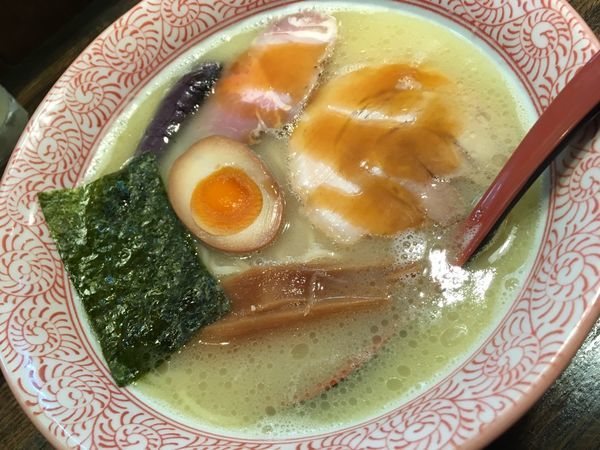 「濃厚鶏白湯 麺半分」@らーめん詩の写真