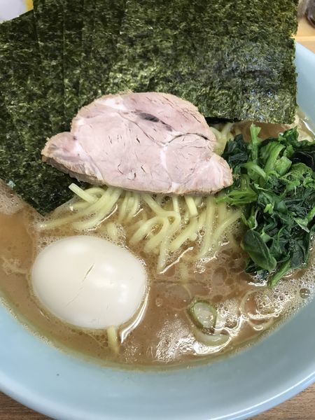 「ラーメン中盛 海苔 玉子」@横浜ラーメン 武蔵家 北千住店の写真
