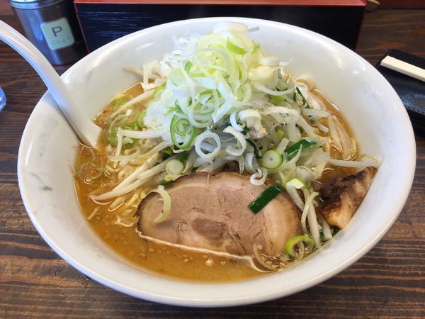 「野菜味噌ラーメン大盛り麺硬めトッピングネギ」@らーめん 楓の花の写真