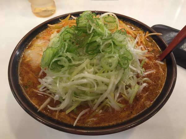 「大辛ネギ味噌ラーメン大盛りトッピングネギ」@くるまやラーメン 山室店の写真