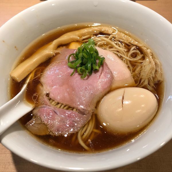 「醤油らぁ麺」@らぁ麺 はやし田 新宿本店の写真