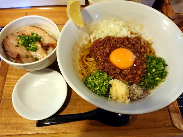 「スパイシーまぜそば+ミニチャーシュー丼」@中華蕎麦 はざまの写真