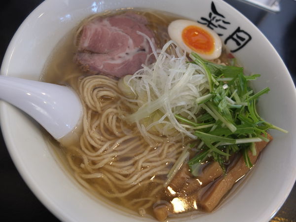 「塩らーめん(全粒粉大盛り+味玉ハーフ)」@麺屋彩月の写真