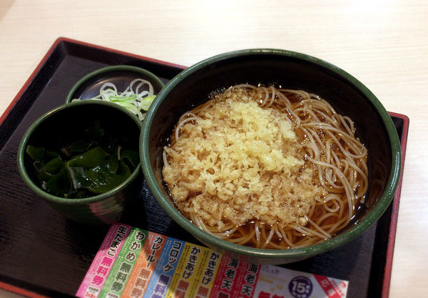 「かけそば(320円)+わかめ(クーポン)」@ゆで太郎 淡路町店の写真