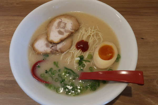 「博多豚骨らーめん 白　750円」@麺処 白虎 御殿場新橋店の写真