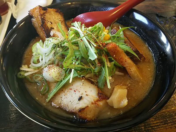 「炙りチャーシュー麺（味噌）　※クーポンで７００円」@じゃげな 辰野店の写真