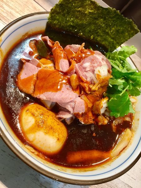 「【気まぐれ限定】辛いブラック￥900」@中華そば 四つ葉の写真