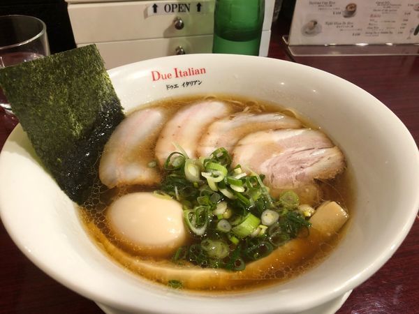 「具沢山しょうゆラーメン」@黄金の塩らぁ麺 due Italian 市ヶ谷店の写真