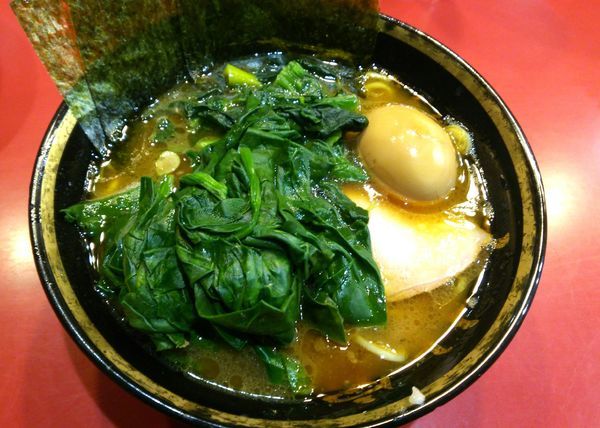 「ラーメン＋生法蓮草（ゆで）＋味玉　700＋180＋40円」@家系総本山 ラーメン吉村家の写真