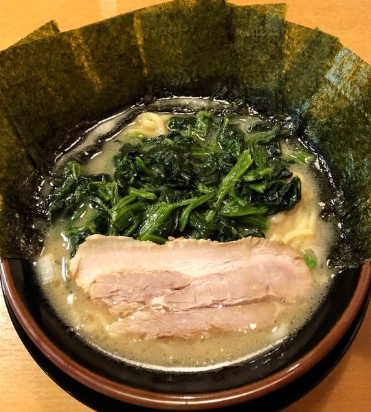 「豚骨醤油らーめん並(680円)のり5枚・ほうれん草(各100円)」@横浜家系ラーメン 一門家 フジグラン重信店の写真