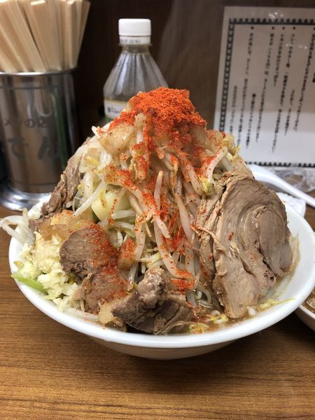 「ラーメン  限定赤 豚増し 生卵」@ラーメンの店 どでん 北浦和店の写真
