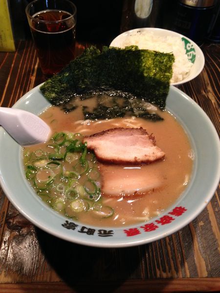 「ラーメン中  ライス  烏龍茶(ラーパス)」@横浜家系元町家の写真