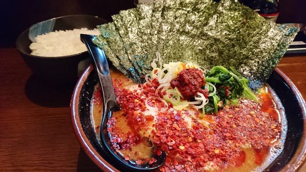 「赤いとき卵ラーメン+中盛り+のり+味玉+ライス」@ラーメン 大山家 昭島店の写真