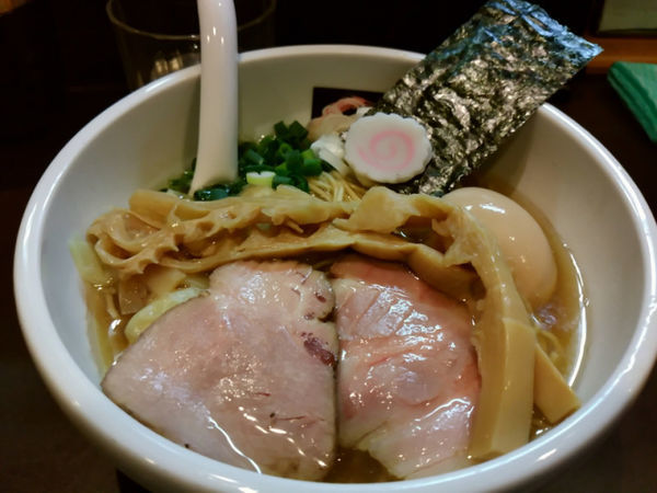 「ワンタン煮干しそば(白にぼし)　1000円」@おおぜき中華そば店の写真