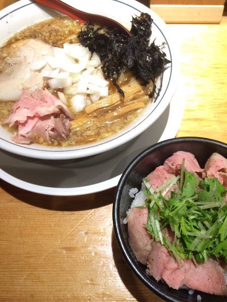 「背脂醤油らー麺セット(塩だれロース丼)」@焼きあご塩らー麺 たかはし 新宿本店の写真