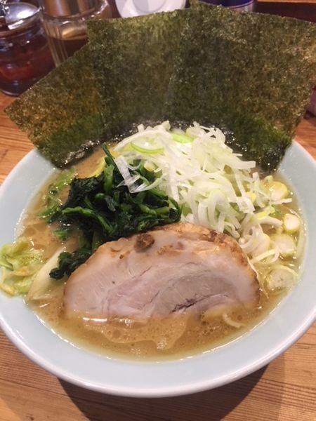 「豚骨ラーメン（麺固め）　700円・キャベツ150円」@鶴一家の写真