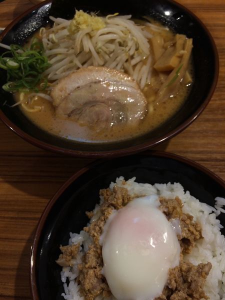 「家系味噌+肉担々丼」@横浜家系ラーメン 壱角家 新宿3丁目店の写真