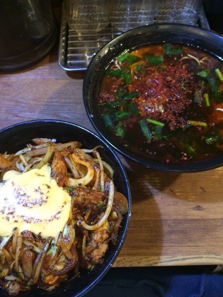 「台湾ラーメン+チーズダッカルビ丼」@情熱のすためし どんどん 新宿中央東口店の写真