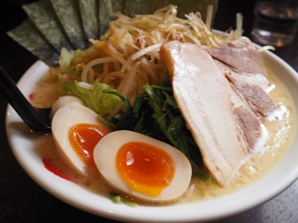 「醤油スタミナMAXラーメン」@横浜家系ラーメン 吟家 いすみ大原店の写真