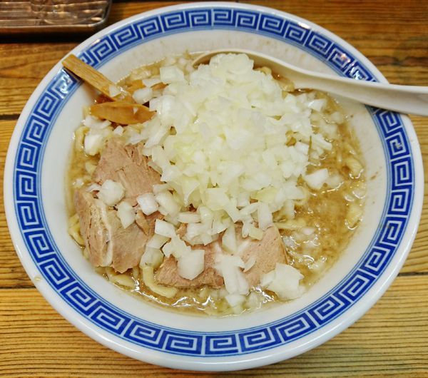 「濃厚背脂煮干し 大盛　玉ねぎ」@ナベラボ 池袋〝新潟ラーメン〟の写真